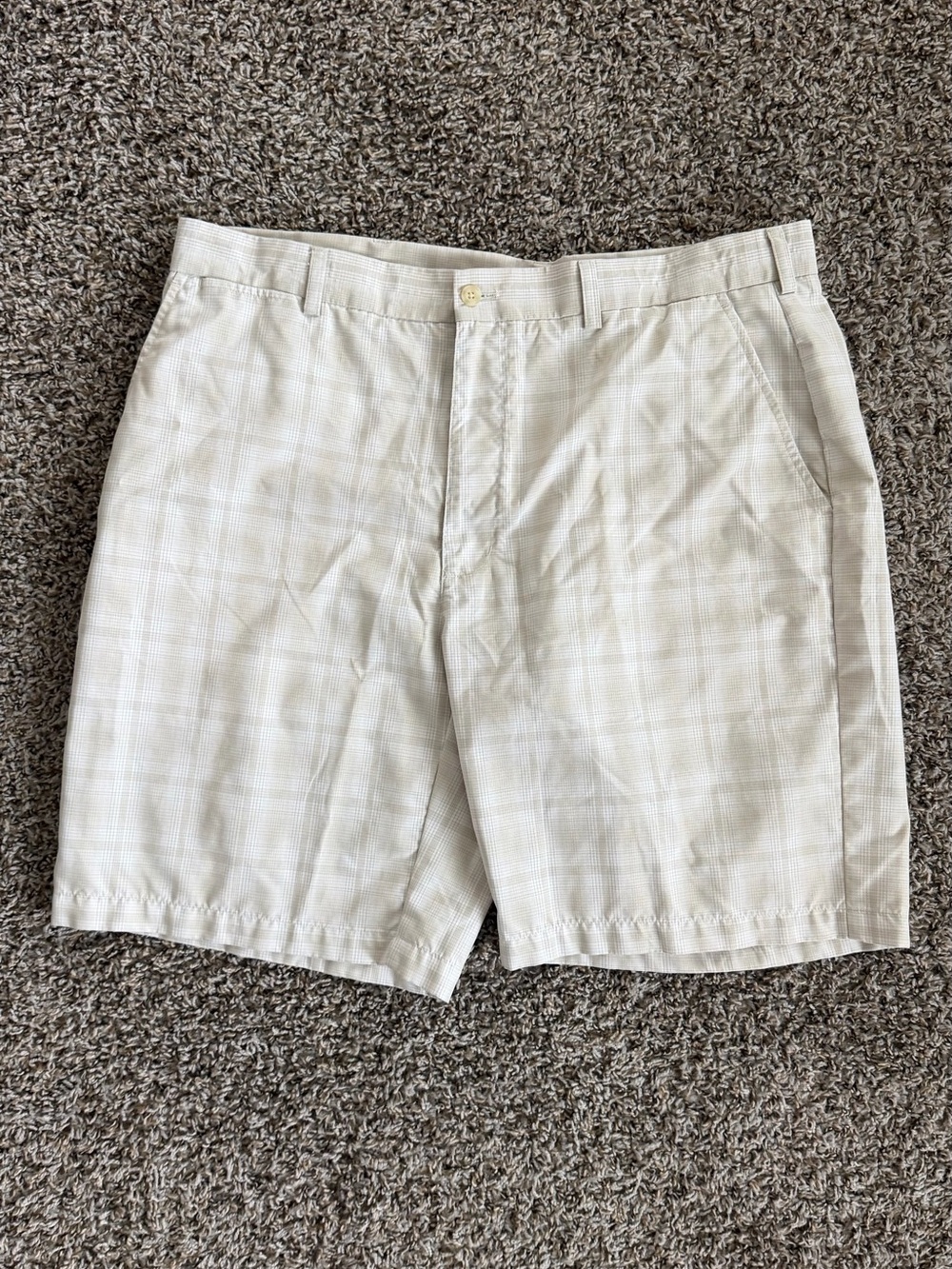 Ben Hogan Light Beige Plaid Flat-Front Men's golf Shorts. Size 38